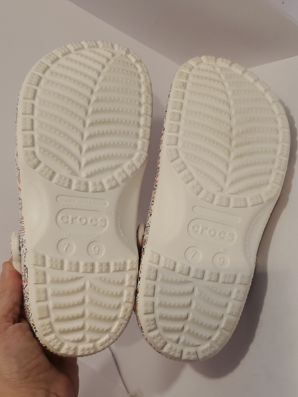 Crocs Classic Clog Graphic White Americana Paisley Print Size 9 - Picture 10 of 12